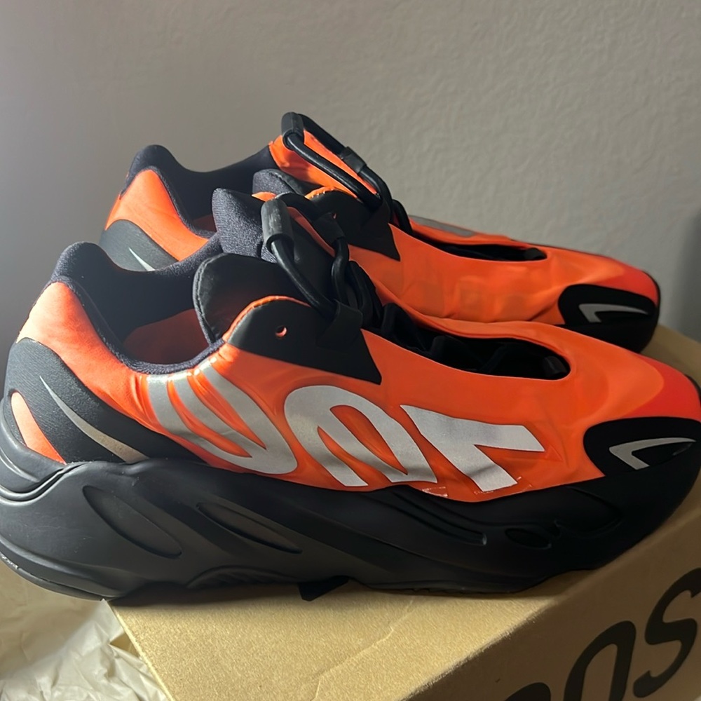 700 MNVN Yeezy shoe FV3258